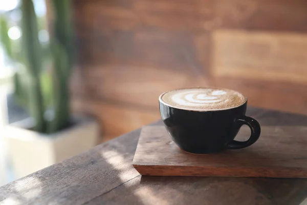 Καφές καπουτσίνο σε ξύλινο φόντο — Φωτογραφία Αρχείου