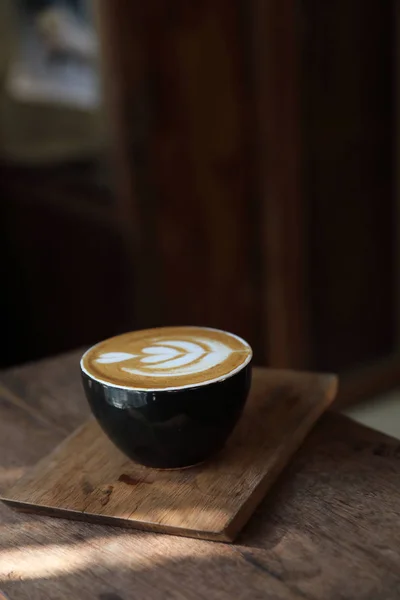 Cappuccino koffiepauze op houten achtergrond — Stockfoto