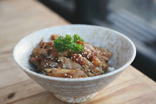 Japanisches Essen, Huhn Teriyaki mit Reis auf Holz Hintergrund — Stockfoto