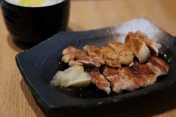 Comida japonesa, Frango teriyaki com arroz sobre fundo de madeira — Fotografia de Stock