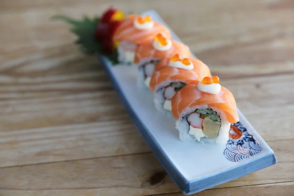 Rollos de sushi con salmón encima, cocina japonesa — Foto de Stock