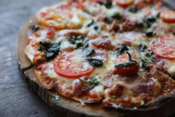 Pizza domuz jambon domates ve ahşap arka plan vint tarih üzerine peynir — Stok fotoğraf