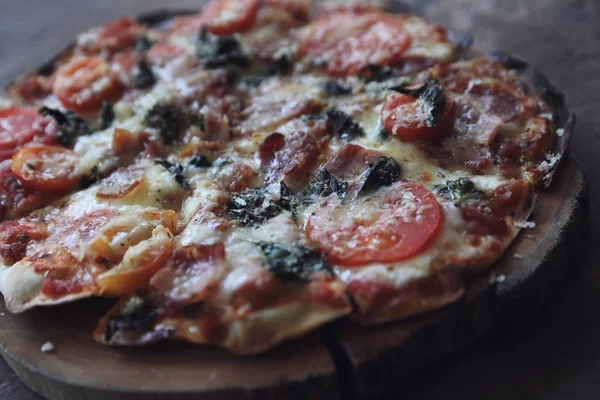 Pizza bacon ham tomate e queijo em cima em madeira fundo vint — Fotografia de Stock