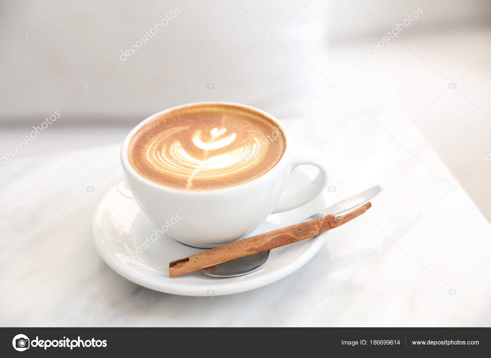 Cappuccino veya Latte sanat kahve süt beyaz masanın üzerine yapılmış