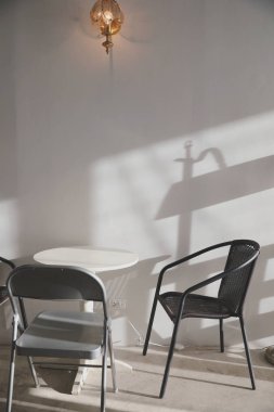 Ahşap masa ve sandalyeler ile Duvar lambası