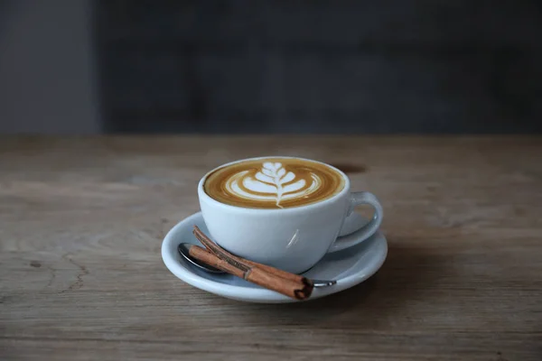 カプチーノやカフェラテ アート コーヒー木のテーブルに牛乳から作られる — ストック写真