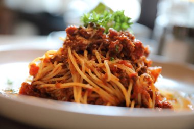 Spagetti Bolognese kıyma ve domates sosu ile süslenmiş 