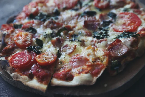 Pizza bacon ham tomate e queijo em cima em madeira fundo vint — Fotografia de Stock