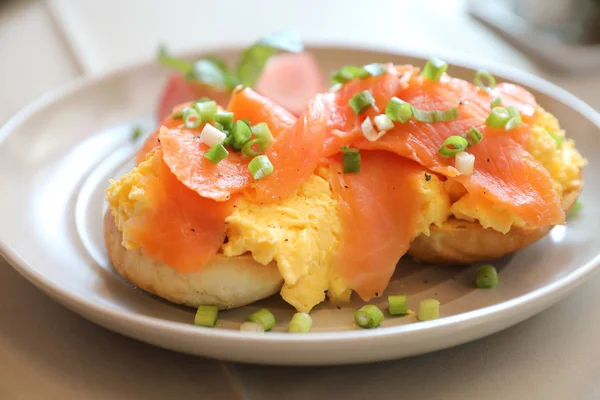 Huevos revueltos con salmón ahumado en tostadas, Comida para el desayuno —  Fotos de Stock