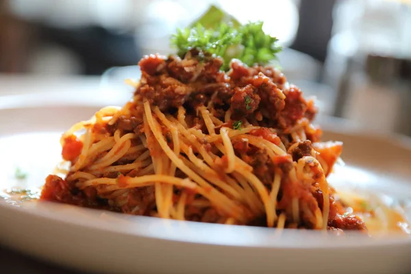 Espaguetis Boloñesa con carne picada y salsa de tomate adornada —  Fotos de Stock