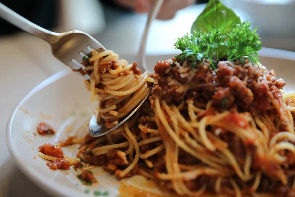 Espaguetis Boloñesa con carne picada y salsa de tomate adornada —  Fotos de Stock