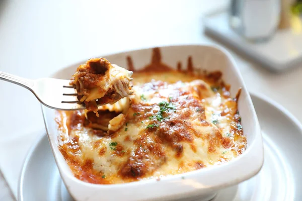 Lasaña casera de carne de res en el plato en el restaurante, comida italiana —  Fotos de Stock