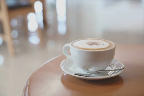 Café cappuccino ou Latte art à base de lait sur la table en bois — Photo