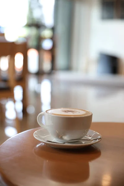 Café de arte cappuccino ou Latte feito de leite na mesa de madeira — Fotografia de Stock