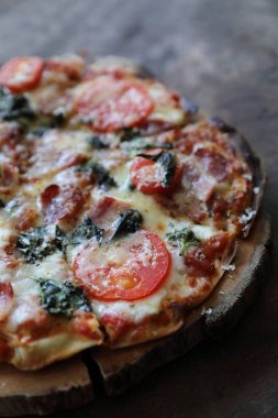 Pizza domuz jambon domates ve ahşap arka plan vint tarih üzerine peynir