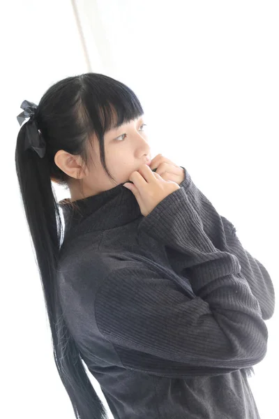 Chica bonita joven con sudadera de algodón negro en el dormitorio whi — Foto de Stock