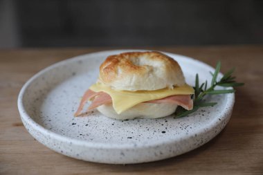 Simit jambon peynir kafede ahşap arka plan üzerinde kapat 