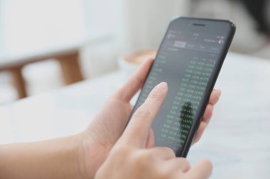 El ile smartphone kafede online stok ticaret 