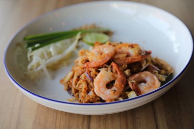 Karides ile Tay yastık. Ahşap arka plan üzerinde Tayland gıda