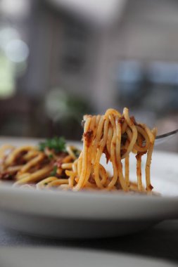 Ahşap masa, itali üzerinde sığır eti tometo soslu spagetti Bolonez
