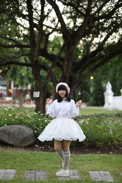 Retrato asiático mujer lolita vestido en naturaleza parque —  Fotos de Stock