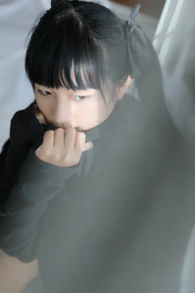 Молода красива дівчина в чорній бавовняній сорочці на спальні — стокове фото