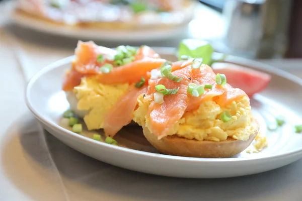 Rührei mit Räucherlachs auf Toast, Frühstücksspeise — Stockfoto