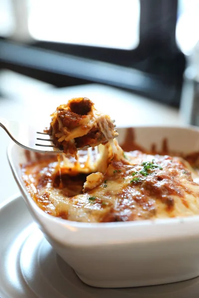 Lasaña casera de carne de res en el plato en el restaurante, comida italiana —  Fotos de Stock