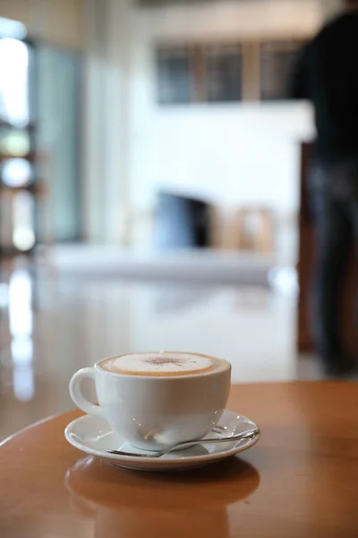 Cappuccino of Latte art koffie gemaakt van melk op de houten tafel — Stockfoto