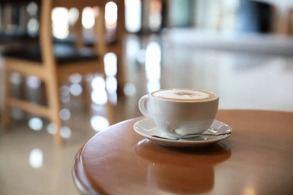 Café de arte cappuccino ou Latte feito de leite na mesa de madeira — Fotografia de Stock