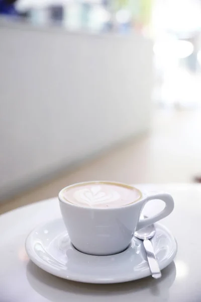 Café ccappuccino ou Latte art à base de lait sur la tablette blanche — Photo