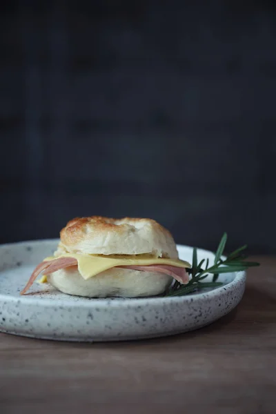 Bagel jambon fromage en gros plan sur fond de bois dans un café — Photo