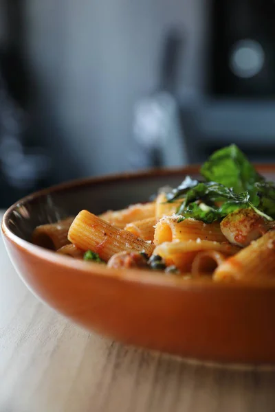 Pasta con salsiccia in salsa di pomodoro su fondo legno, italiano — Foto Stock