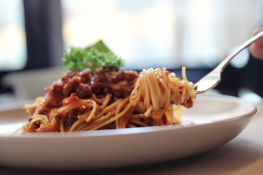 Spagetti Bolognese kıyma ve domates sosu ile süslenmiş 