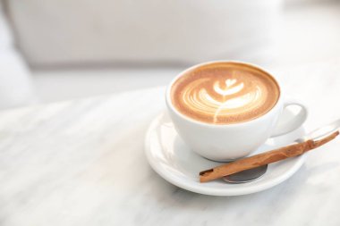 cappuccino veya Latte sanat kahve süt beyaz masanın üzerine yapılmış