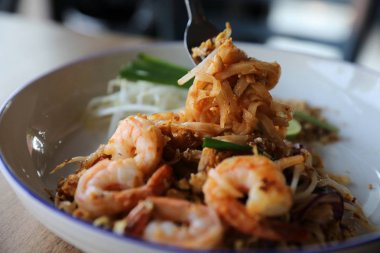 Karides ile Tay yastık. Ahşap arka plan üzerinde Tayland gıda