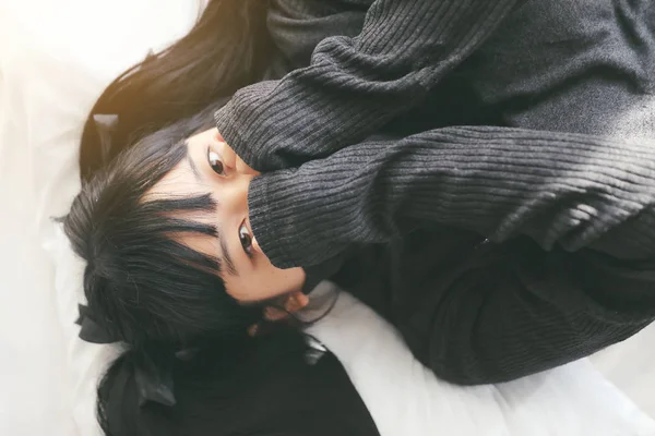 Young pretty girl wearing black cotton sweatshirt on bedroom whi — Stock Photo, Image