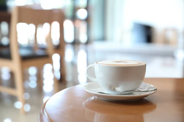 Cappuccino o caffè Latte art a base di latte sul tavolo di legno — Foto Stock