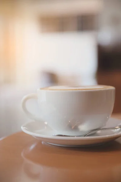 Café cappuccino ou Latte art à base de lait sur la table en bois — Photo