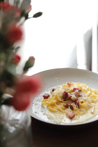 Špagety carbonara bílá omáčka se slaninou na dřevo pozadí v — Stock fotografie