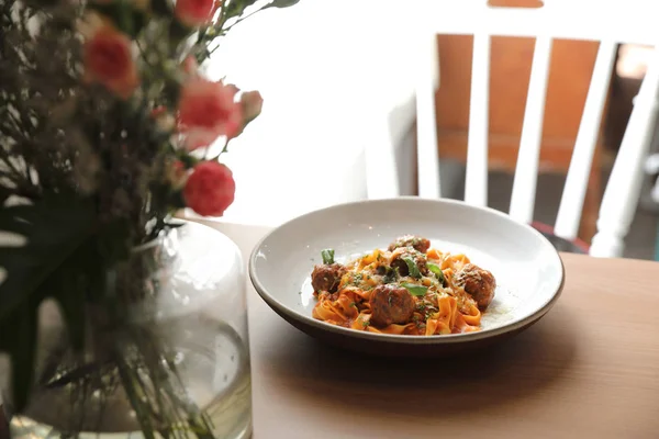 Spagetti pasta med nötkött köttbullar och tomatsås på trä bac — Stockfoto