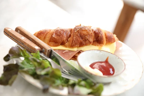 Broodje ham en kaas op witte tafel in de coffeeshop — Stockfoto