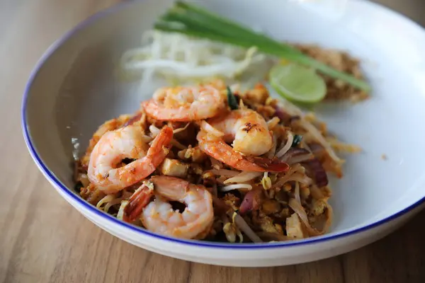 Pad Thai mit Garnelen. Thailändisches Essen auf Holz Hintergrund — Stockfoto