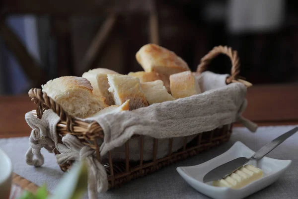 Francia kenyér bagettet fa kosár a fából készült háttér — Stock Fotó