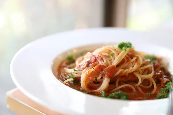 Spaghetti Bolognese z mielonego mięsa wołowego i sos pomidorowy przyozdobionym — Zdjęcie stockowe