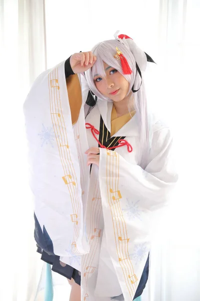 Japan anime cosplay, witte Japanse miko in witte Toon kamer — Stockfoto