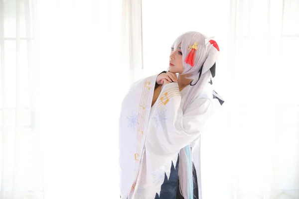 Japon anime cosplay, blanc japonais miko en blanc ton chambre — Photo