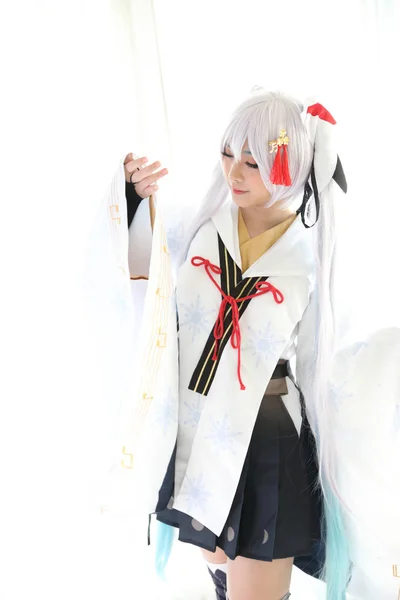 Ιαπωνία κινούμενο σχέδιο Ιαπωνικά miko cosplay, λευκό σε λευκό τόνο δωμάτιο — Φωτογραφία Αρχείου