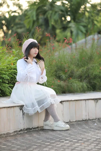 Retrato asiático mujer lolita vestido en naturaleza parque — Foto de Stock