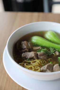 Domuz etinin tahta arka plan ile Çin eriştesi 